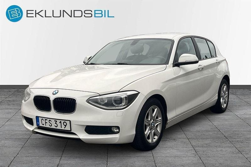 Vit Begagnad 2013 BMW 118 Halvkombi | 84 900 kr (Marknadspris) - Bild 1/4