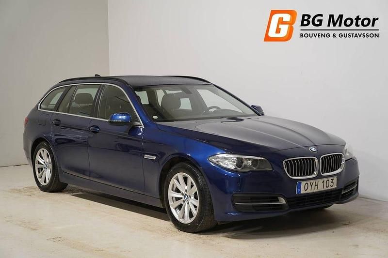Blå Begagnad 2015 BMW 520 Kombi | 129 700 kr (Marknadspris) - Bild 1/4