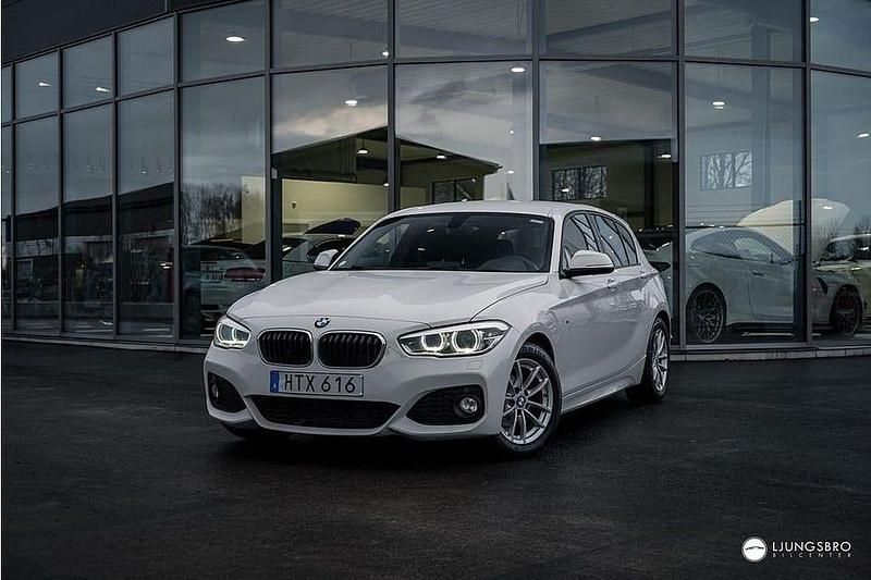 Vit Begagnad 2015 BMW 118 M Sport Halvkombi | 139 900 kr (Marknadspris) - Bild 1/4