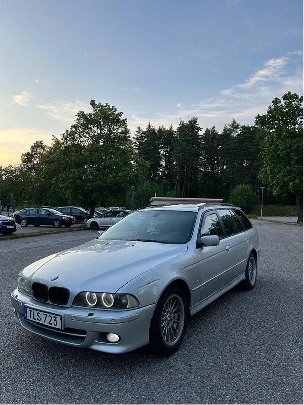Grå Begagnad 2002 BMW 530 M Sport Kombi | 27 900 kr - Bild 1/4