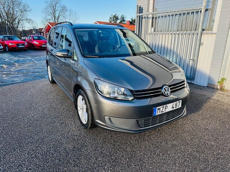 Mörkgrå Begagnad 2012 VW Touran Minibuss | 109 900 kr (Lite dyr) - Bild 1/4