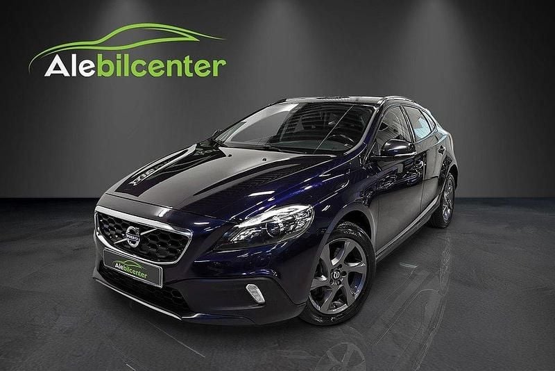 Mörkblå (blå) Begagnad 2015 Volvo V40 CC Momentum Kombi | 154 900 kr (Marknadspris) - Bild 1/4