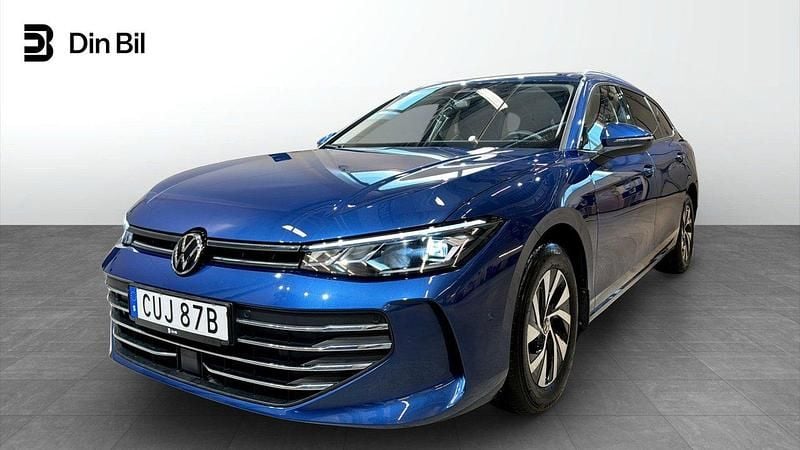 Blå Begagnad 2024 VW Passat Business Kombi | 369 900 kr (Marknadspris) - Bild 1/4