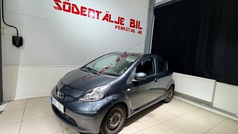 Mörkgrå Begagnad 2006 Toyota Aygo Halvkombi | 44 900 kr (Marknadspris) - Bild 1/4