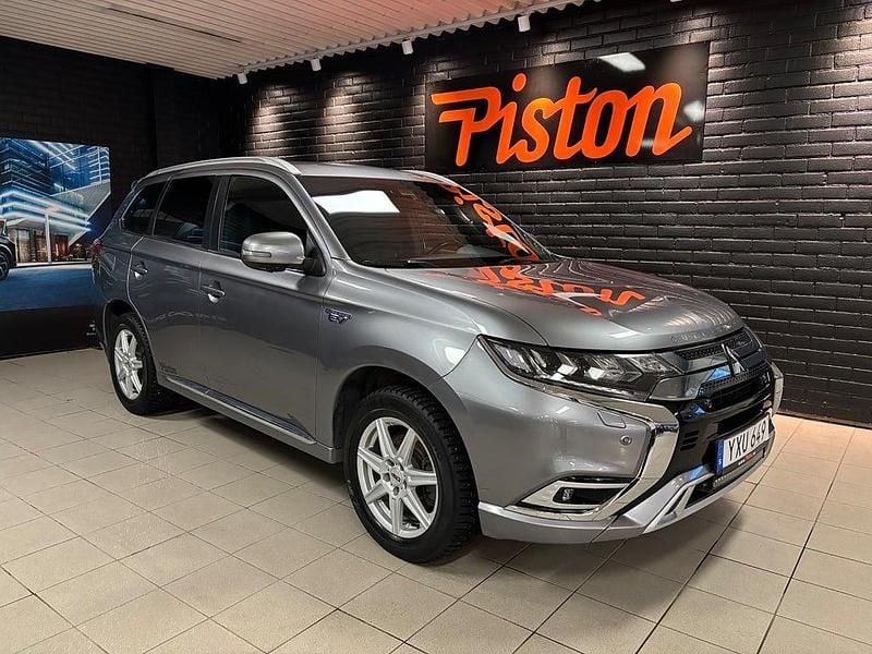 Grå Begagnad 2018 Mitsubishi Outlander P-HEV SUV | 219 000 kr (Marknadspris) - Bild 1/4