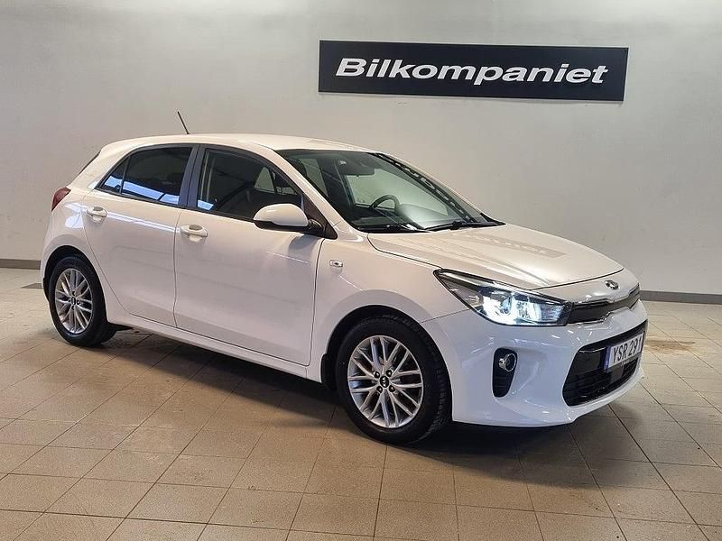 Vit Begagnad 2017 Kia Rio Advance Halvkombi | 110 000 kr (Marknadspris) - Bild 1/4