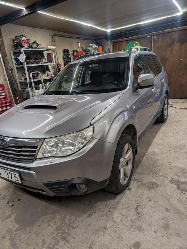 Silver Begagnad 2010 Subaru Forester SUV | 42 000 kr (Marknadspris) - Bild 1/4