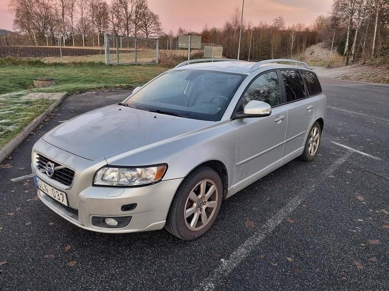 Grå Begagnad 2012 Volvo V50 Momentum Kombi | 23 000 kr (Superpris) - Bild 1/4