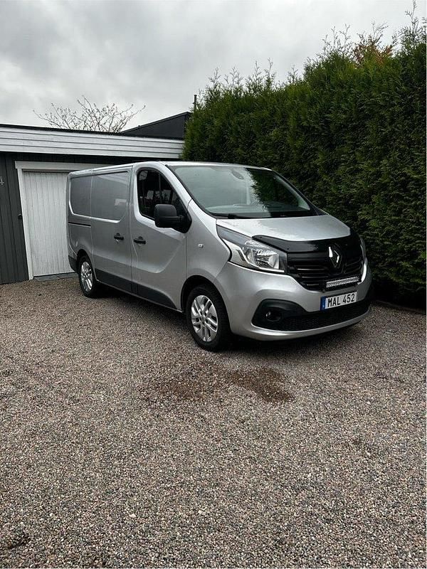 Grå Begagnad 2016 Renault Trafic Van | 115 000 kr (Marknadspris) - Bild 1/4