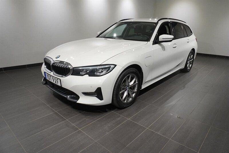 Vit (alpinvit) Begagnad 2020 BMW 330e Sport Line Kombi | 299 900 kr (Marknadspris) - Bild 1/4