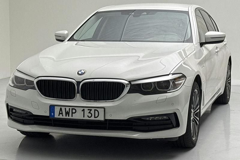Vit Begagnad 2020 BMW 530 iPerformance Sedan | 282 000 kr (Bra pris) - Bild 1/4