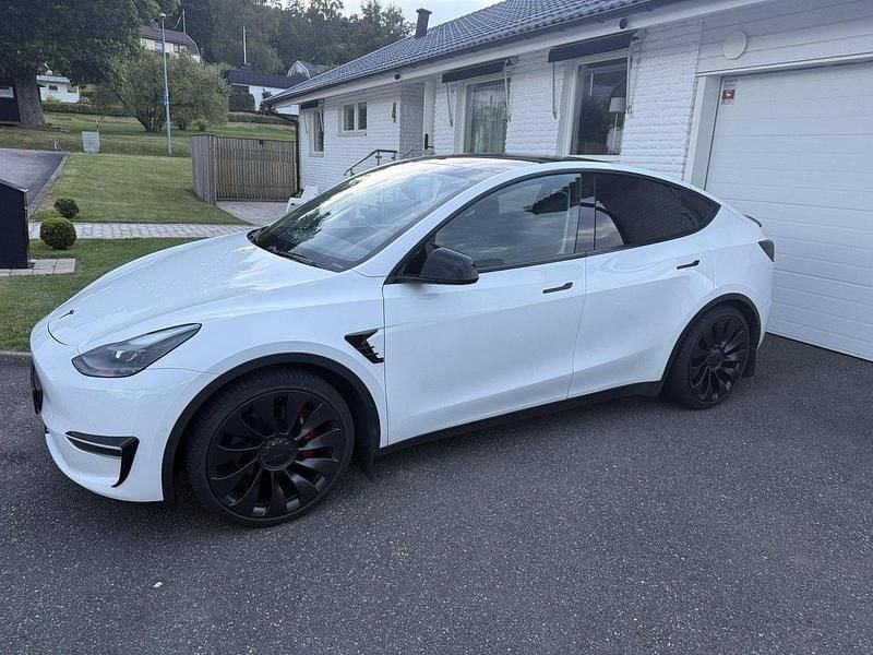 Vit Begagnad 2022 Tesla Model Y Performance SUV | 399 999 kr - Bild 1/4