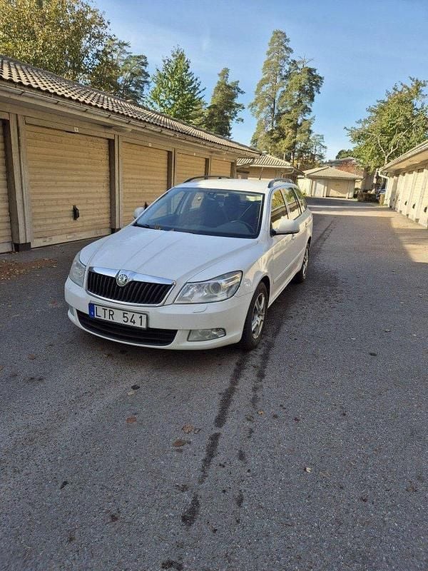 Vit Begagnad 2012 Skoda Octavia Elegance Kombi | 23 500 kr (Lite dyr) - Bild 1/4