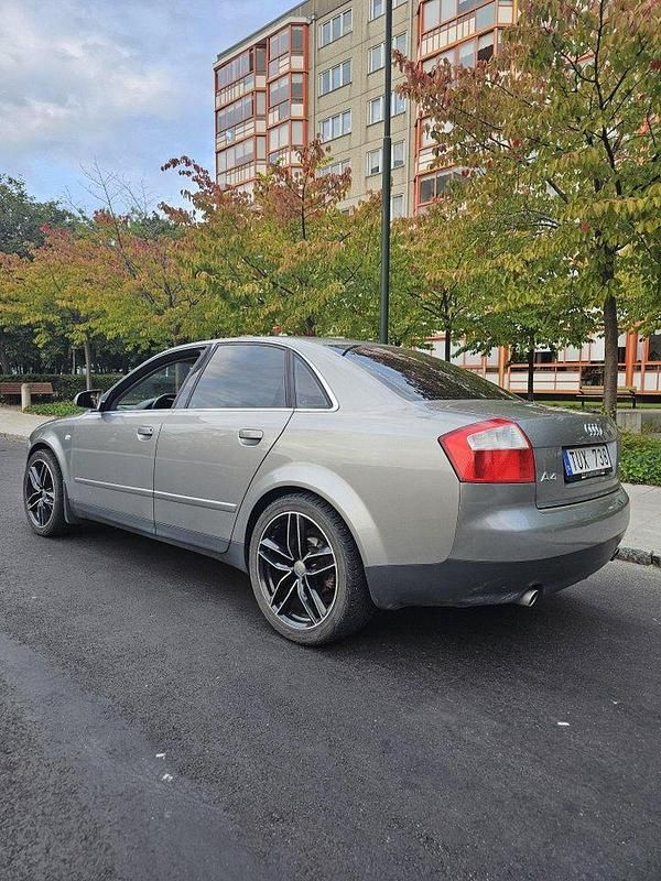 Grå Begagnad 2003 Audi A4 Comfort Sedan | 32 000 kr (Marknadspris) - Bild 1/4