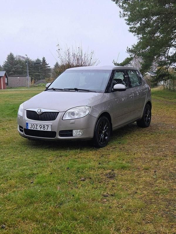 Brun Begagnad 2008 Skoda Fabia Halvkombi | 33 500 kr (Marknadspris) - Bild 1/4