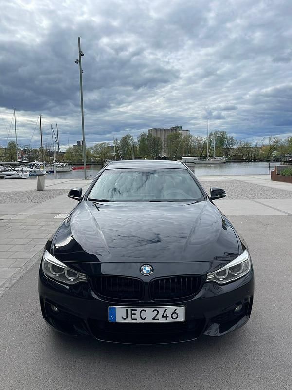 Sapphire black Begagnad 2016 BMW 420 Gran Coupé M Sport Sportkupé | 162 900 kr (Marknadspris) - Bild 1/4