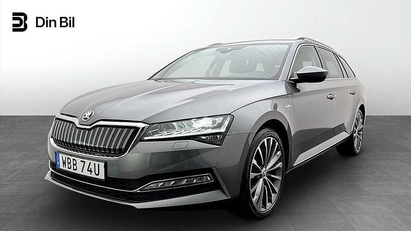 Grå (graphite grey metallic) Begagnad 2023 Skoda Superb LAURIN & KLEMENT Kombi | 374 900 kr (Lite dyr) - Bild 1/4