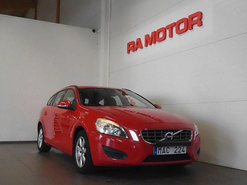 Röd Begagnad 2011 Volvo V60 Kinetic Kombi | 124 900 kr (Marknadspris) - Bild 1/3
