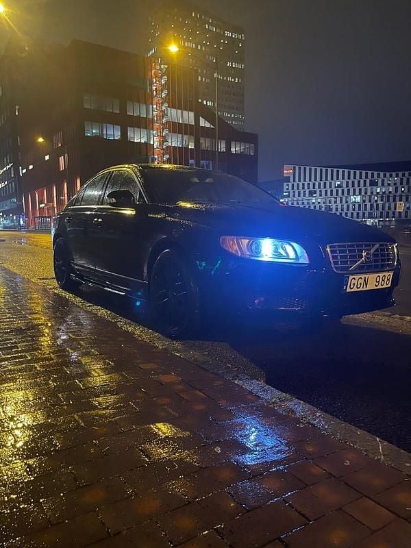 Svart Begagnad 2008 Volvo S80 Sedan | 44 999 kr (Marknadspris) - Bild 1/4