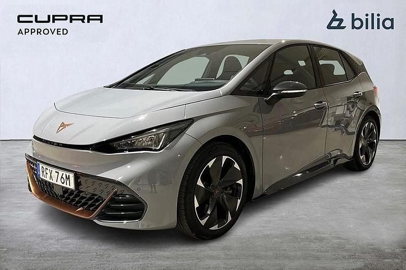 Grå Begagnad 2023 Cupra Born e-Boost Halvkombi | 269 000 kr (Marknadspris) - Bild 1/4