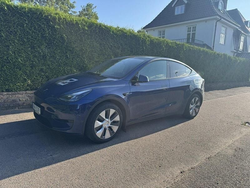 Blå Begagnad 2023 Tesla Model Y Standard Range SUV | 370 000 kr (Bra pris) - Bild 1/4