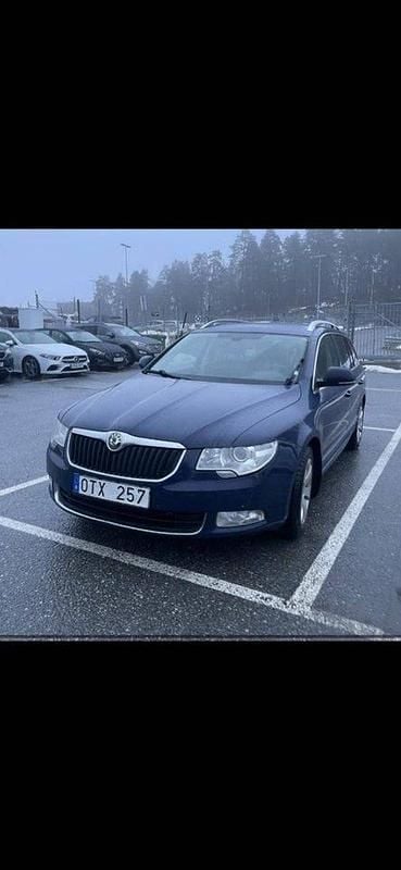 Blå Begagnad 2012 Skoda Superb Elegance Kombi | 49 900 kr (Marknadspris) - Bild 1/3