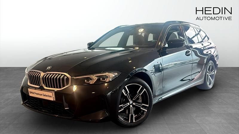 Svart (black) Begagnad 2025 BMW 330e M Sport Kombi | 478 700 kr (Marknadspris) - Bild 1/4