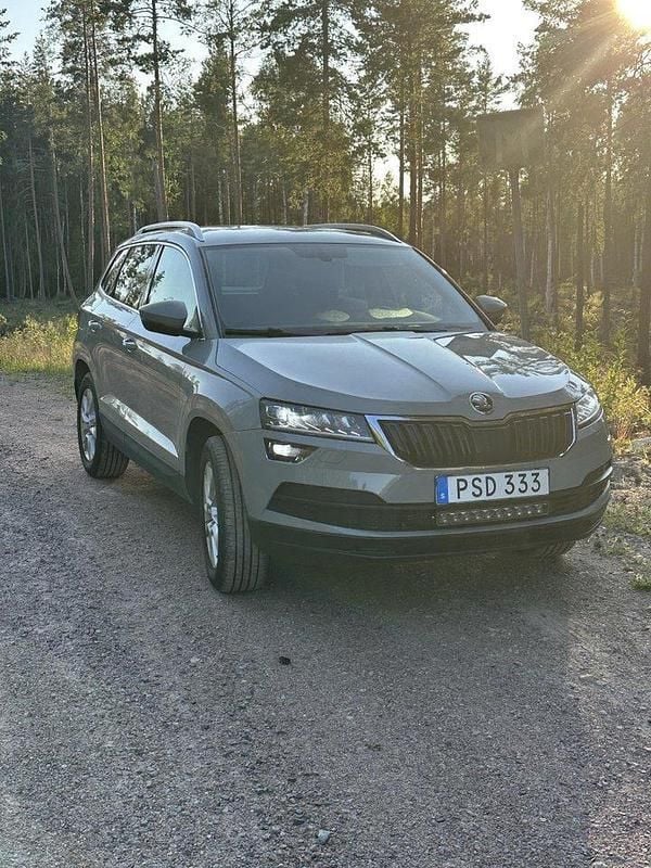 Grå Begagnad 2018 Skoda Karoq Style SUV | 190 000 kr (Marknadspris) - Bild 1/4