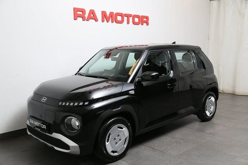 Abyss black Ny 2025 Hyundai Inster Essential Halvkombi | 269 900 kr (Marknadspris) - Bild 1/4