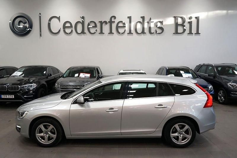 Silver Begagnad 2017 Volvo V60 Summum Kombi | 169 900 kr (Marknadspris) - Bild 1/4