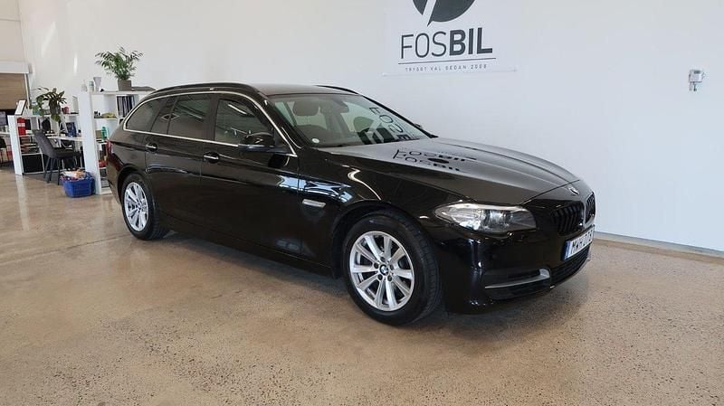 Svart Begagnad 2015 BMW 520 Kombi | 159 900 kr (Marknadspris) - Bild 1/4