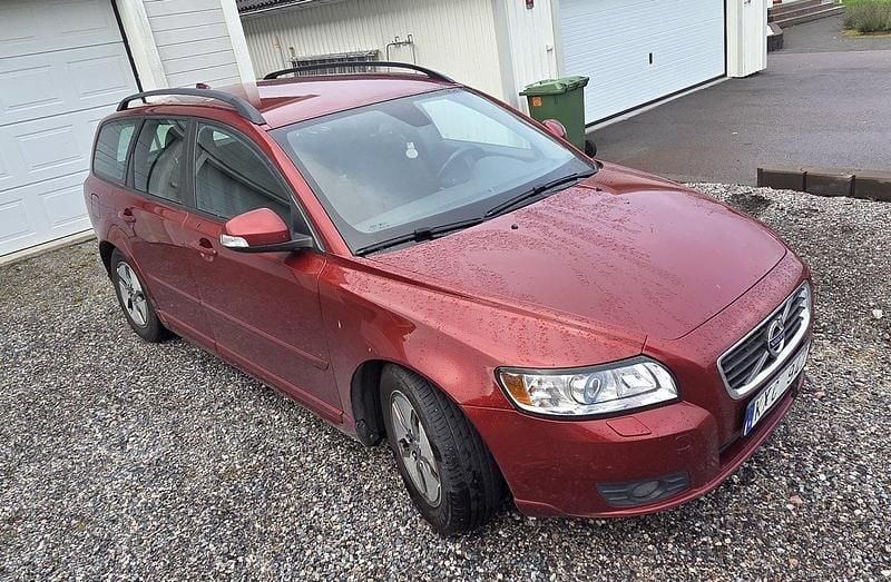 Röd Begagnad 2011 Volvo V50 Momentum Kombi | 36 500 kr (Superpris) - Bild 1/4