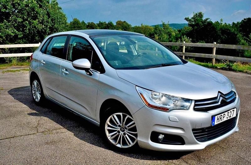 Silver Begagnad 2015 Citroën C4 Halvkombi | 66 000 kr (Marknadspris) - Bild 1/4