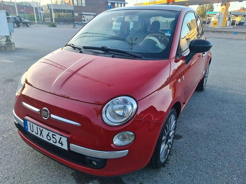 Begagnad Fiat 500 Lounge 70 HK (51 kW) 2015 Röd Halvkombi