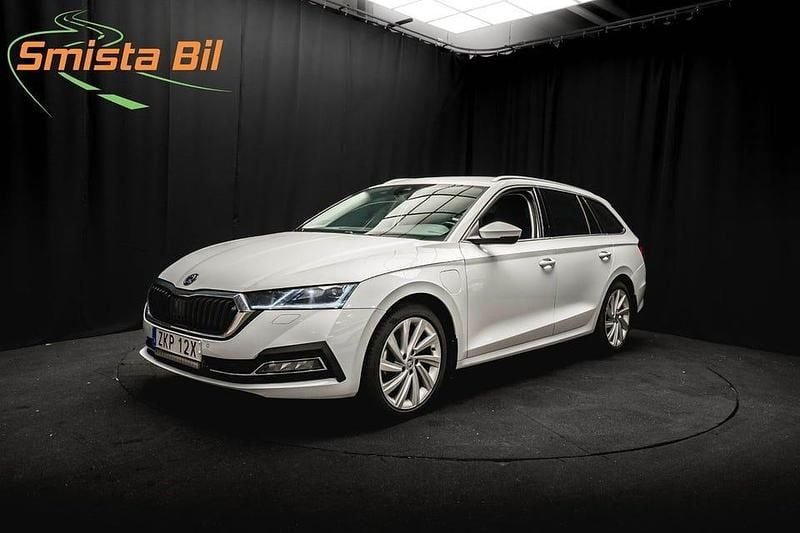 Vit Begagnad 2021 Skoda Octavia Style Kombi | 179 900 kr (Superpris) - Bild 1/3