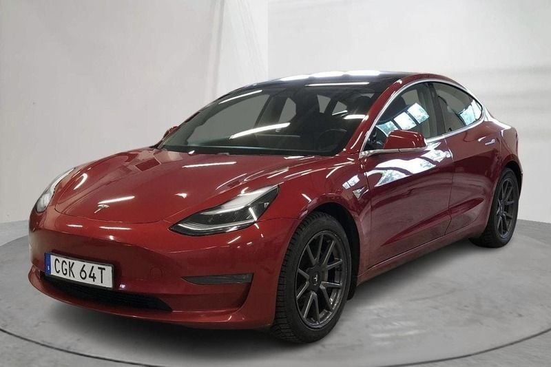 Röd Begagnad 2019 Tesla Model 3 Sedan | 199 000 kr (Marknadspris) - Bild 1/4