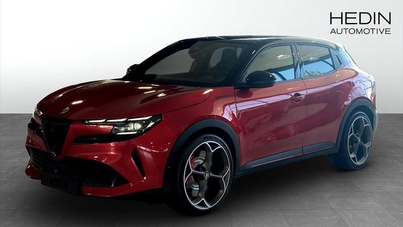 Röd (red) Ny 2025 Alfa Romeo Junior Veloce SUV | 561 800 kr - Bild 1/4