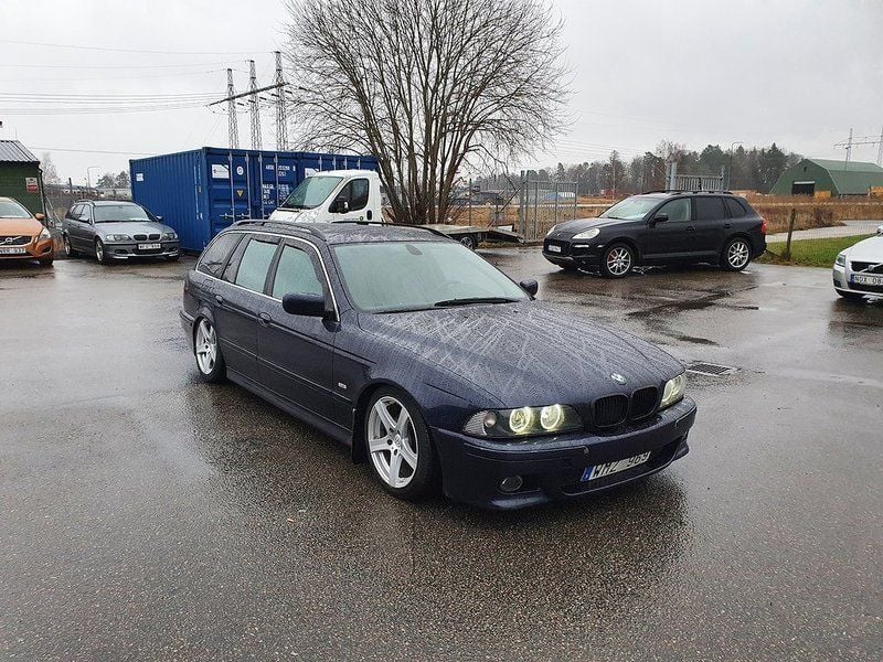 Begagnad BMW 530 231 HK (169 kW) 2001 Mörkblå Kombi