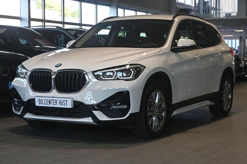 Vit Begagnad 2020 BMW X1 Sport Line SUV | 299 000 kr (Lite dyr) - Bild 1/4