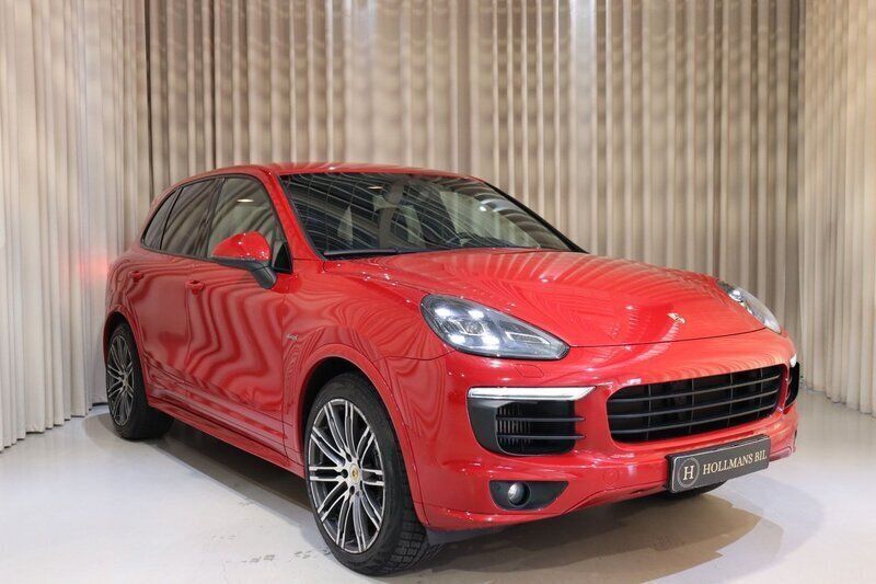Röd Begagnad 2015 Porsche Cayenne Sport SUV | 349 900 kr (Lite dyr) - Bild 1/4