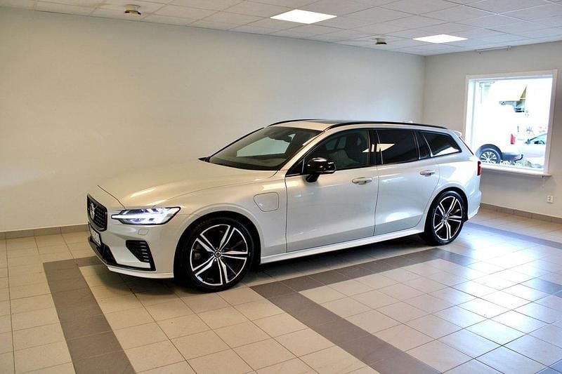 Vit Begagnad 2021 Volvo V60 R-Design Kombi | 309 900 kr (Marknadspris) - Bild 1/4