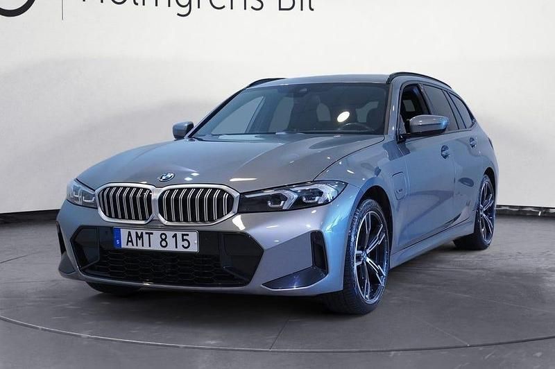 Skyscraper grey metallic Begagnad 2023 BMW 330 M Sport Kombi | 449 800 kr - Bild 1/4