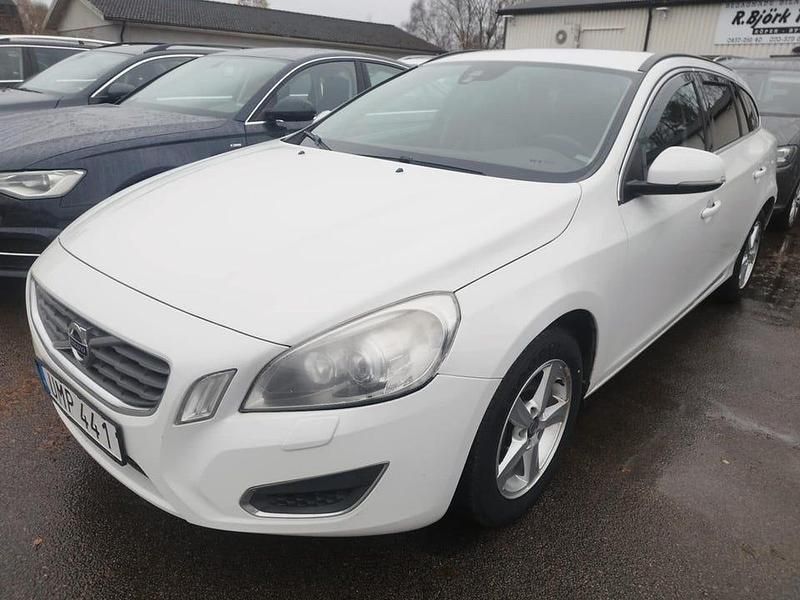 Vit Begagnad 2013 Volvo V60 Momentum Kombi | 64 900 kr (Marknadspris) - Bild 1/3