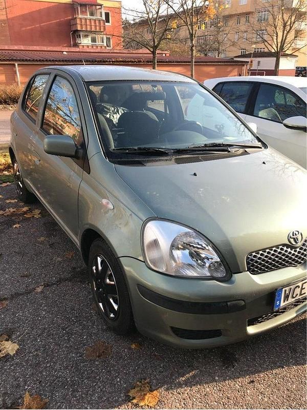Grön Begagnad 2004 Toyota Yaris Halvkombi | 20 000 kr (Marknadspris) - Bild 1/4