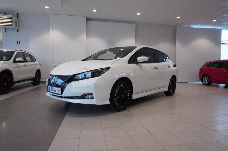 Vit Begagnad 2023 Nissan Leaf N-Connecta Halvkombi | 208 800 kr (Marknadspris) - Bild 1/4
