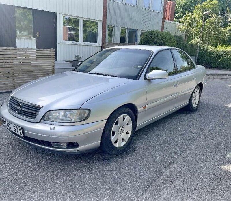 Grå Begagnad 2000 Opel Omega Sedan | 38 000 kr - Bild 1/4