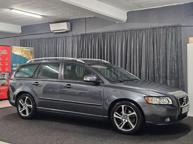 Grå Begagnad 2011 Volvo V50 Momentum Kombi | 98 900 kr (Dyr) - Bild 1/4