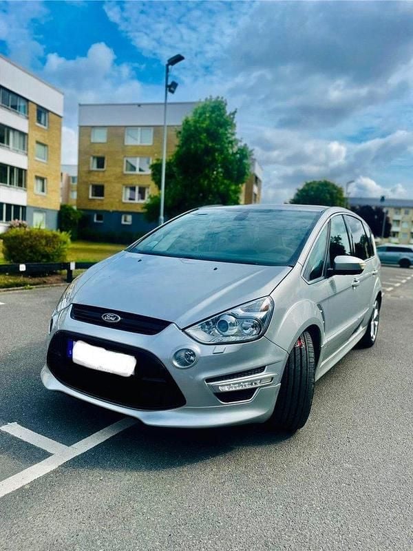 Grå Begagnad 2015 Ford S-MAX Business Edition Minibuss | 88 000 kr - Bild 1/4