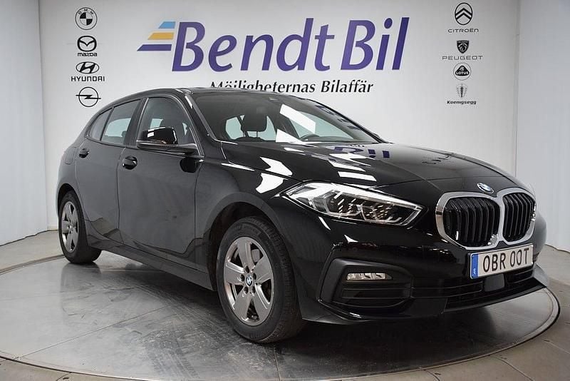 Svart Begagnad 2022 BMW 118 Advantage Halvkombi | 254 500 kr (Marknadspris) - Bild 1/3