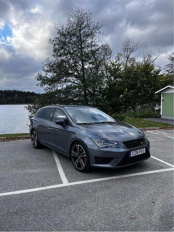 Grå Begagnad 2016 Cupra Leon Kombi | 169 900 kr (Bra pris) - Bild 1/4